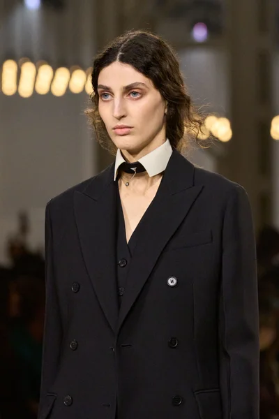 Look 16